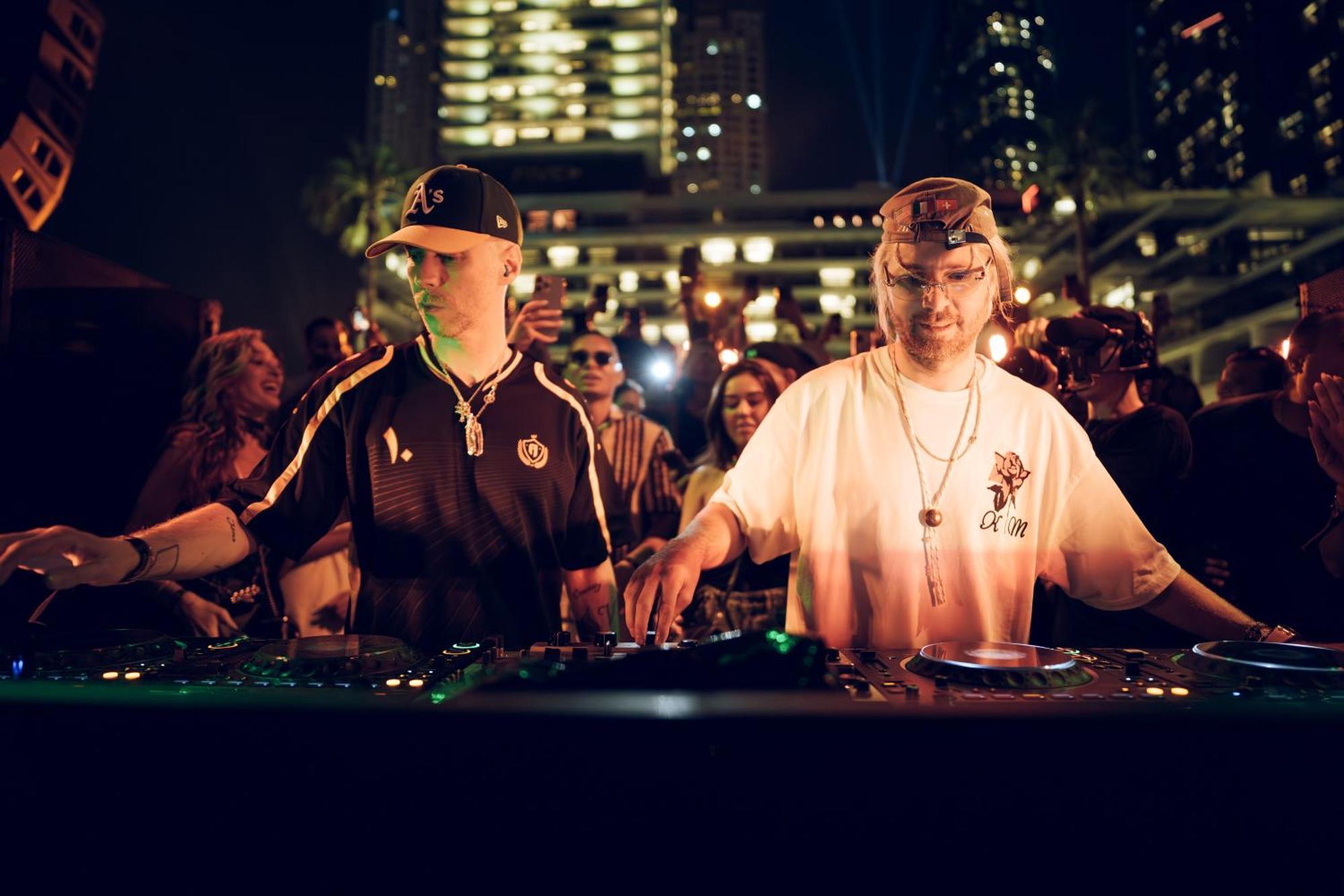 迪拜 Five Luxe酒店 外观 照片 The Hacker Twins performing in 2016