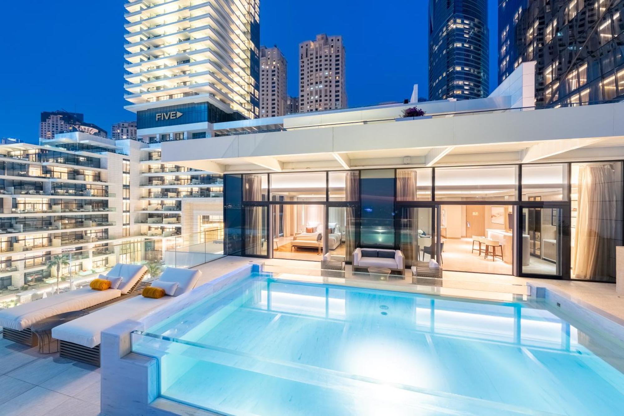 迪拜 Five Luxe酒店 外观 照片 The swimming pool at the hotel