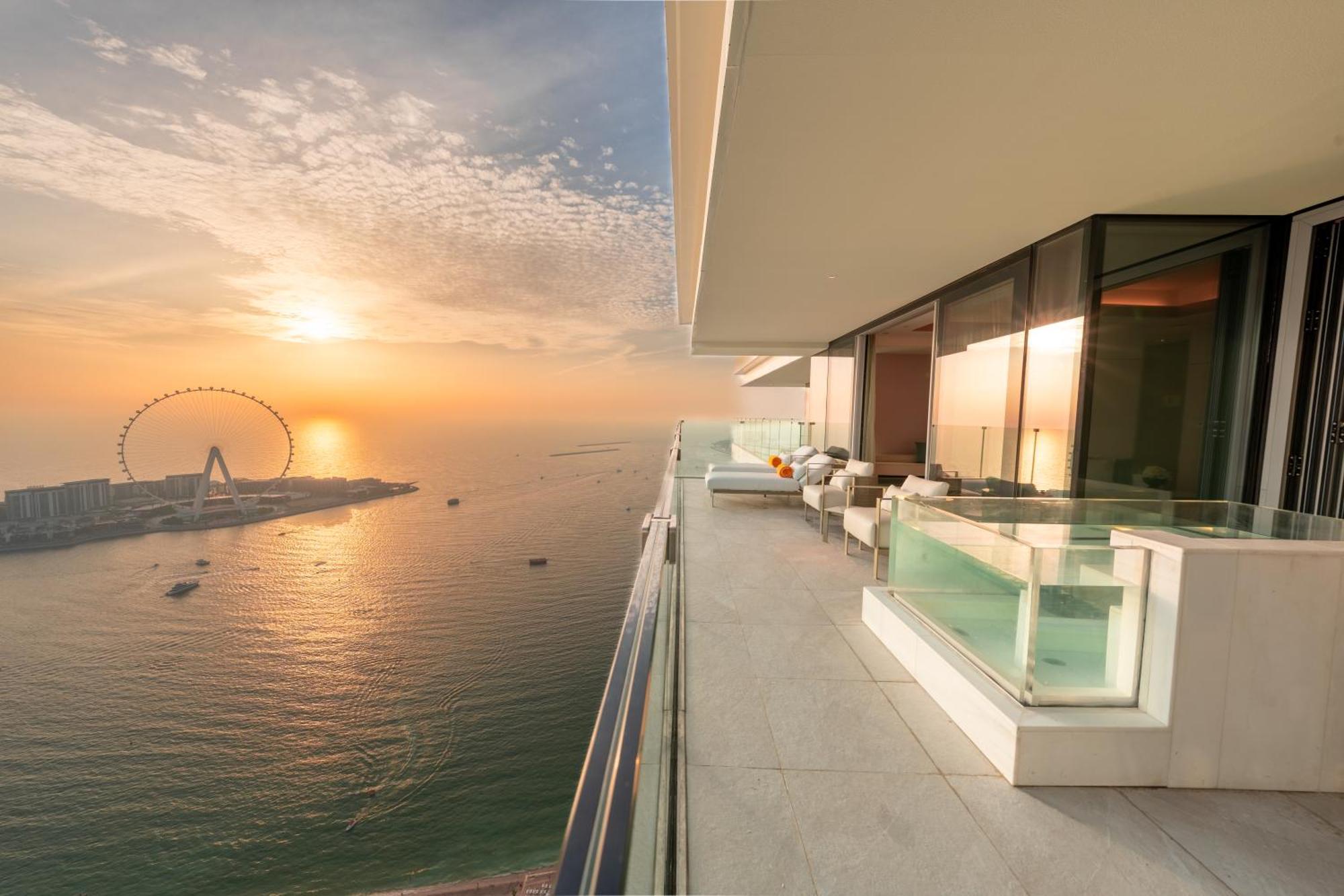 迪拜 Five Luxe酒店 外观 照片 View of the Dubai Marina from the balcony of a Jumeirah at the Beach apartment