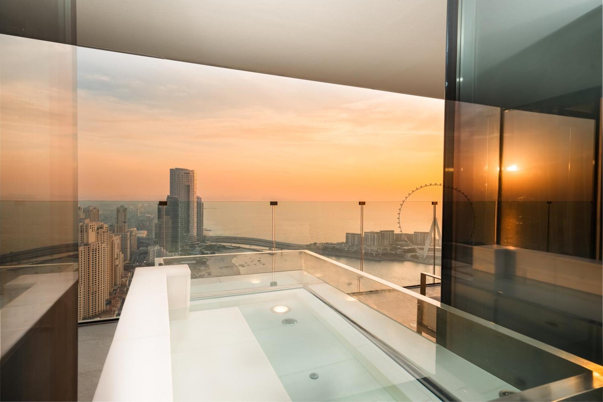 迪拜 Five Luxe酒店 外观 照片 The view from the bathroom of a suite at the Marina Bay Sands