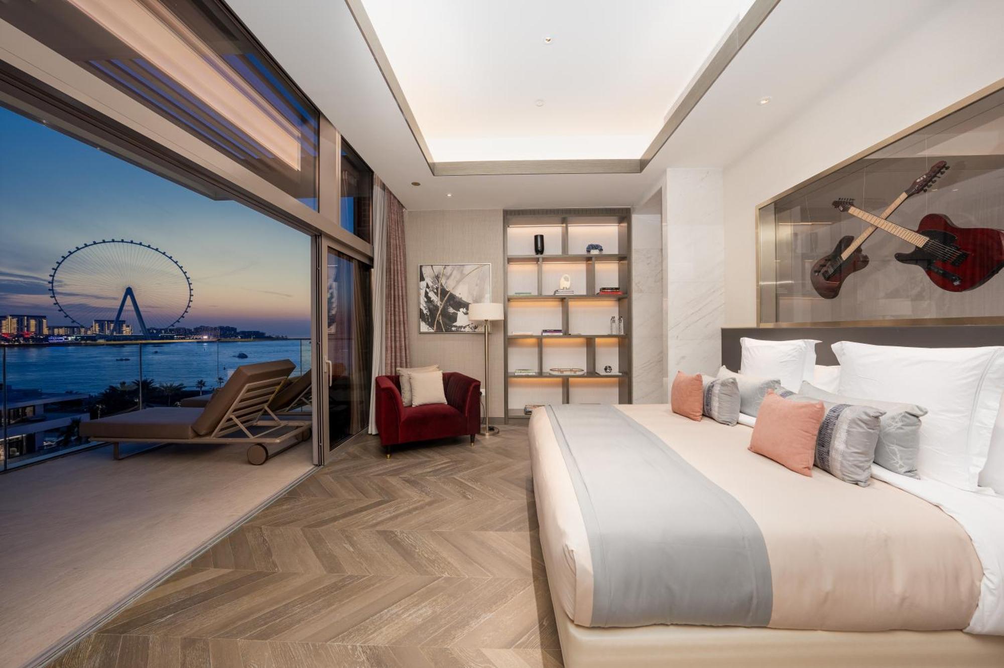 迪拜 Five Luxe酒店 外观 照片 A bedroom at the hotel