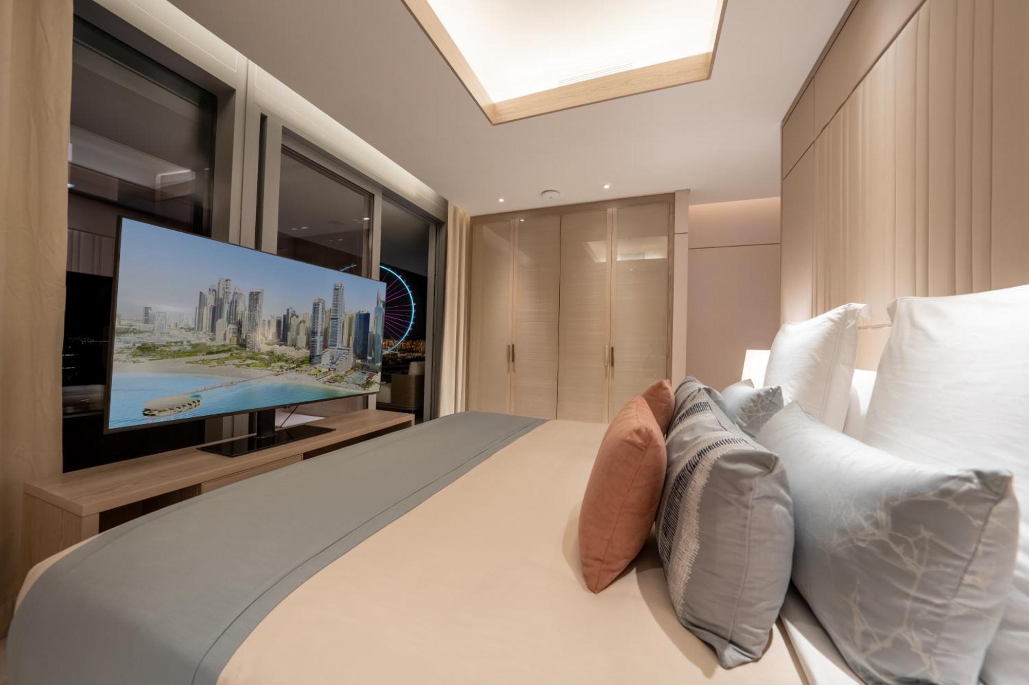 迪拜 Five Luxe酒店 外观 照片 A bedroom in the Ritz-Carlton, DIFC