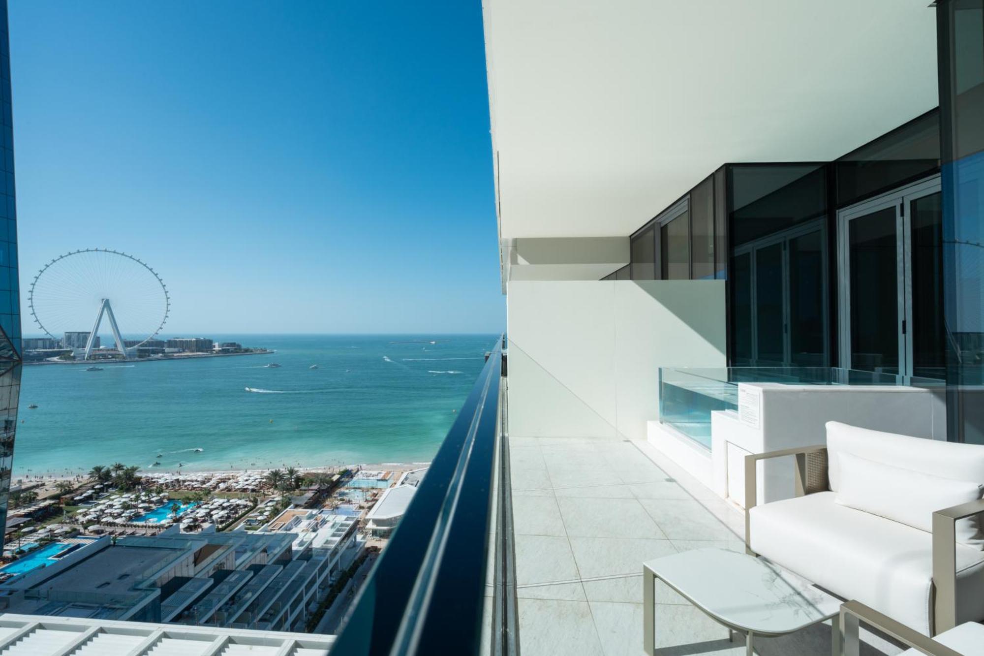迪拜 Five Luxe酒店 外观 照片 View of the Palm Jumeirah from the balcony of a 2BR