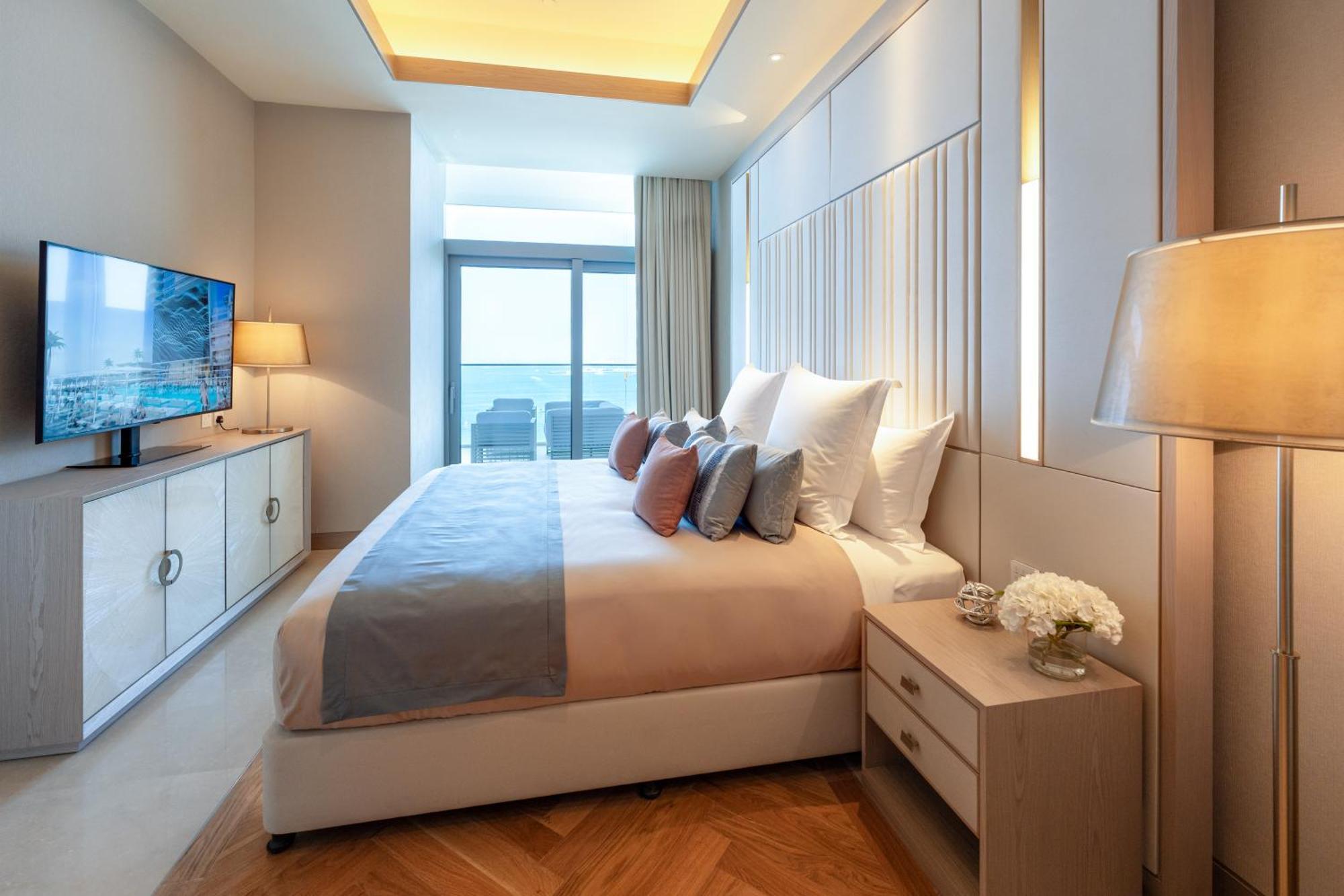 迪拜 Five Luxe酒店 外观 照片 A bedroom at the hotel