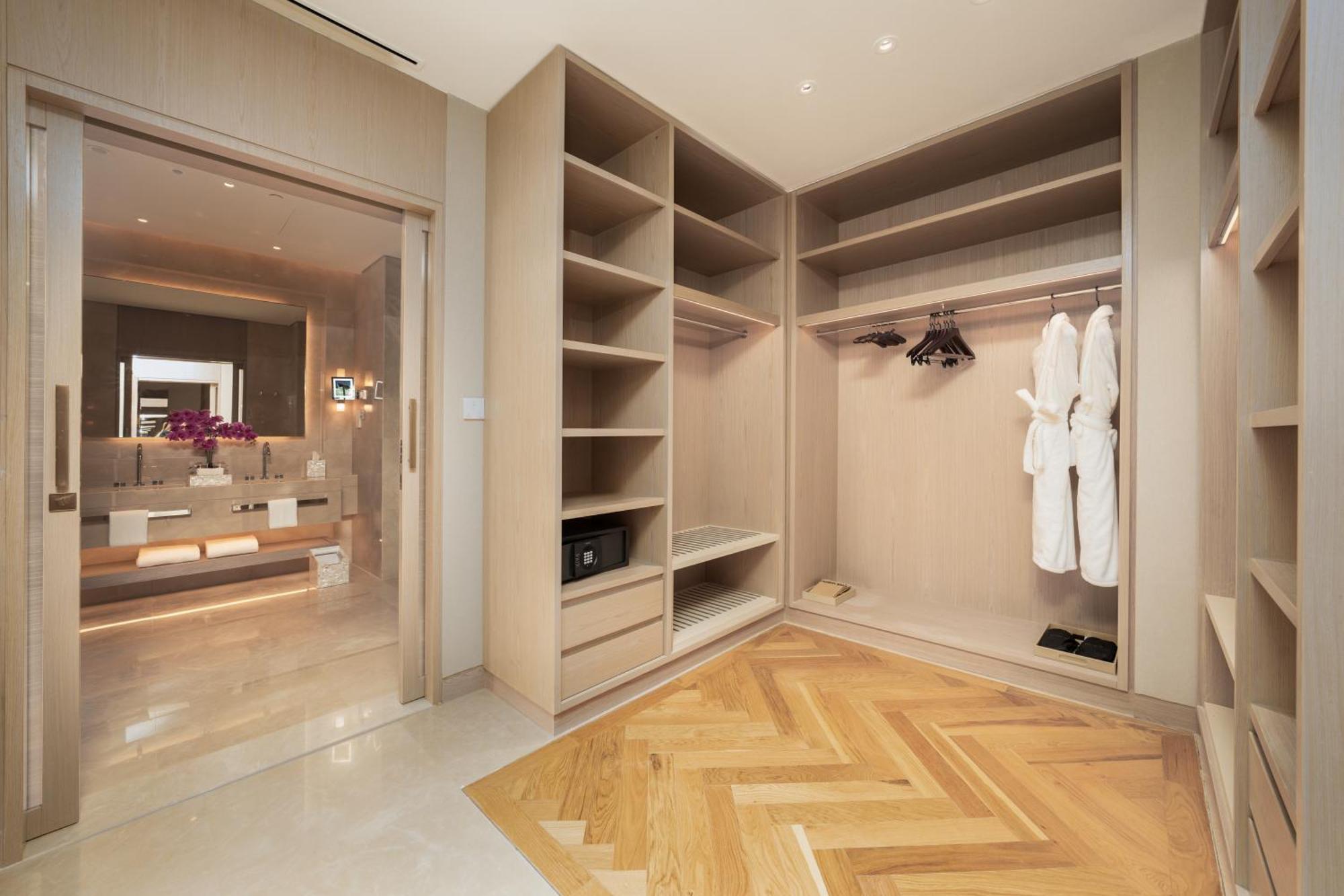 迪拜 Five Luxe酒店 外观 照片 A walk-in closet